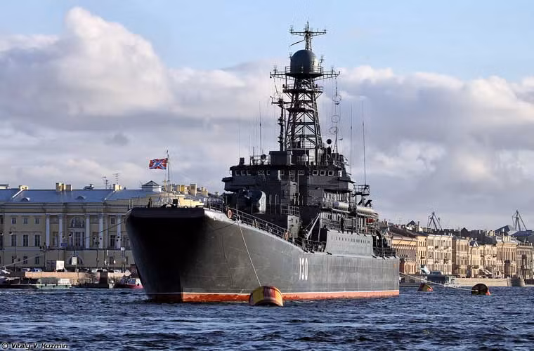 Tàu đổ bộ lớn Korolev thuộc lớp Ropucha cải tiến Project 775M có lượng giãn nước lớn hơn Project 775 thế hệ đầu, lên tới 4.700 tấn toàn tải, dài 113m.