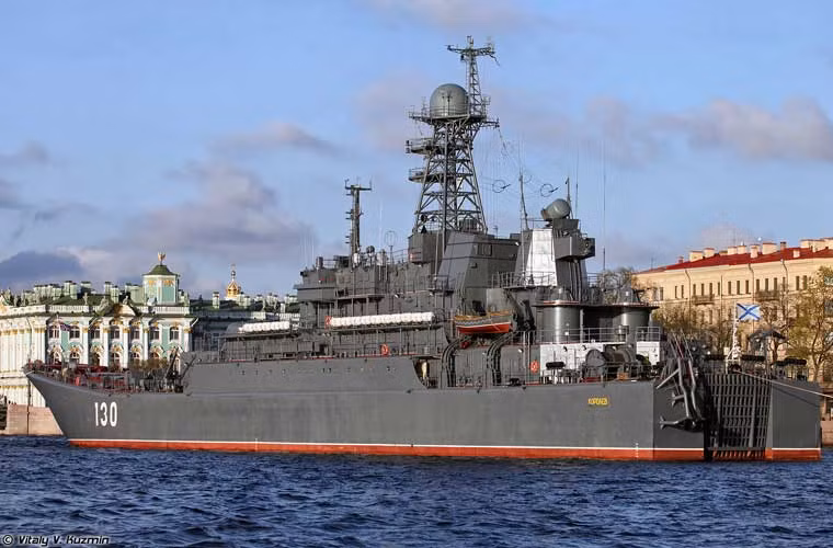 Tàu đổ bộ lớp Ropucha được trang bị hai máy diesel và hai chân vịt cho tốc độ bơi tối đa 18 hải lý/h, tầm hoạt động đạt 6.100 dặm với tốc độ kinh tế 15 hải lý/h.