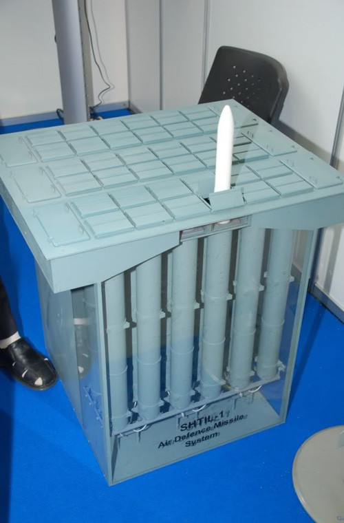 Module ống phóng thẳng đứng 3S90E.1 của tổ hợp Shtil-1 gồm 12 ống kích thước cao 7,15 x rộng 1,75 x dài 9,5 m cho phép chứa được 36 quả đạn.