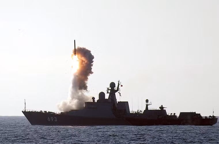 Ngoài ra, Nga đã thử nghiệm thành công phương án trang bị tổ hợp tên lửa chống hạm phóng thẳng đứng Kalibr-NK cho các tàu hộ vệ Gepard Project 11661K đóng cho Hải quân Nga. Tên lửa hành trình 3M-54 Kalibr là biến thể dùng cho Quân đội Nga của hệ thống tên lửa hành trình chống tàu siêu thanh Klub (Việt Nam có trang bị trên tàu ngầm Kilo). Đạn 3M-54 có thể đạt tầm bắn hơn 400km, tốc độ hành trình siêu thanh Mach 2,9, có thể bay cực thấp (4,6m) ở pha cuối tiếp cận mục tiêu.