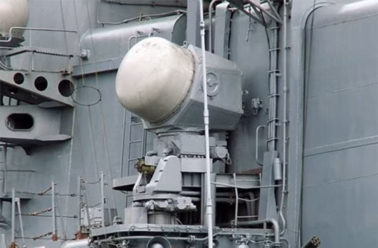 Tổ hợp Shtil-1 có khả năng đánh chặn hầu hết các mục tiêu trên không, bao gồm cả tên lửa hành trình chống hạm... So với tổ hợp Shtil được phát triển dưới thời Liên Xô thì Shtil-1 có nhiều cải tiến mới như trang bị hệ thống phóng thẳng đứng, nâng cấp radar. Trong ảnh là radar điều khiển hỏa lực của Shtil-1 có thể dẫn tên lửa hạ 12 mục tiêu cùng lúc.