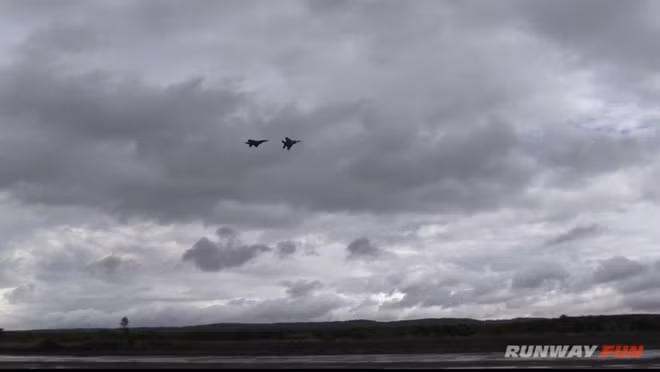 Hai tiêm kích F-15J bay biểu diễn trên không nhằm thể hiện sự phối hợp giữa lục quân và không quân trong các chiến dịch.