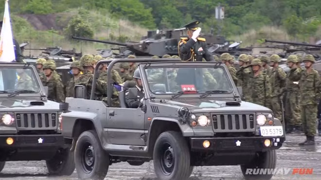 Một sĩ quan chỉ huy duyệt đội ngũ trước khi bắt đầu buổi lễ.