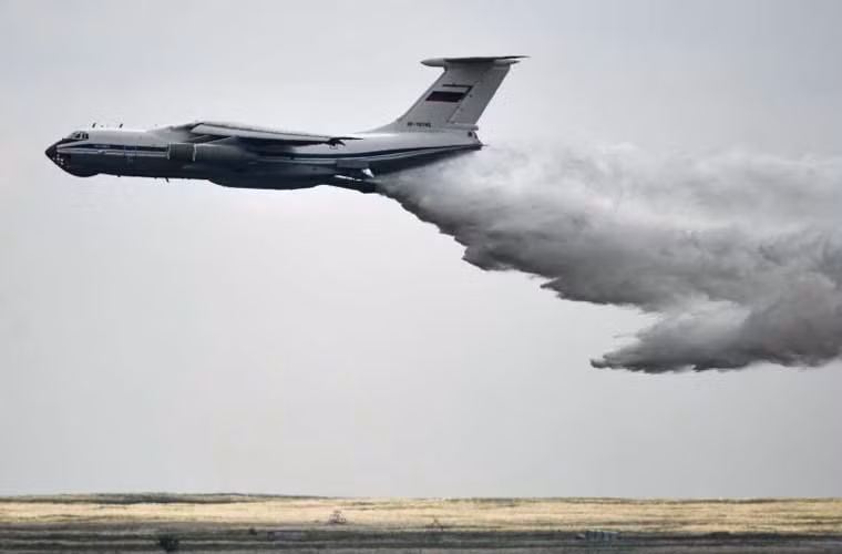 Máy bay vận tải Il-76 thả chất chữa cháy sau cuộc bắn đạn thật.