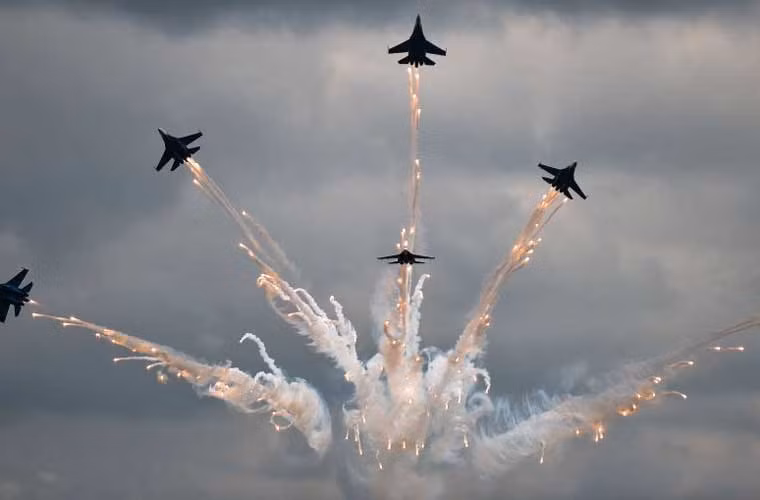 Đội bay Hiệp sĩ Nga phóng mồi bẫy biểu diễn trên không.