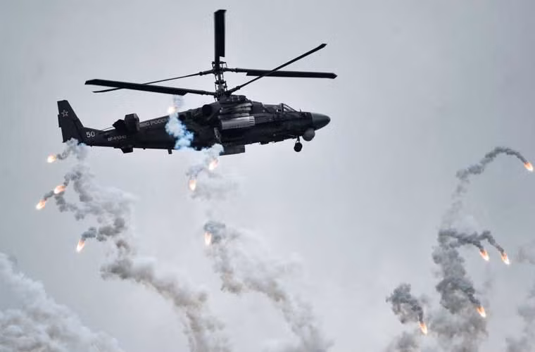 Trực thăng tấn công Ka-52 phô diễn trên không với pháo sáng.