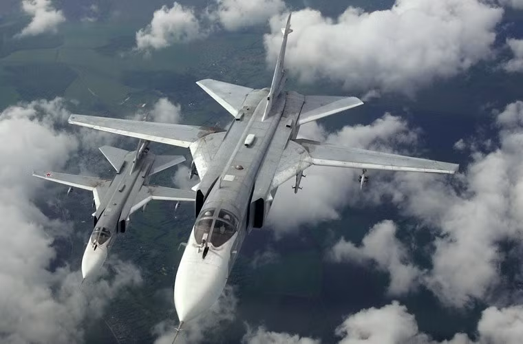 Su-24 (NATO đặt tên là Fencer - kiếm sĩ) là máy bay cường kích phản lực siêu âm thế hệ thứ 3 của Liên Xô được phát triển giữa những năm 1970-1980. Khoảng 1.400 chiếc được sản xuất và vẫn còn phục vụ rộng rãi trong Không quân Nga tới tận ngày nay.