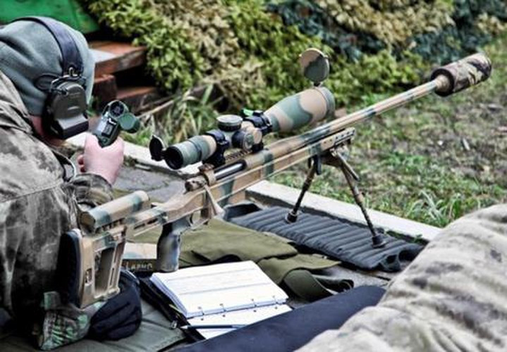 Súng đạt tầm bắn hiệu quả 800m (với đạn .308 Win) và lên tới 1.500m (với đạn .338 Lapua Magnum).