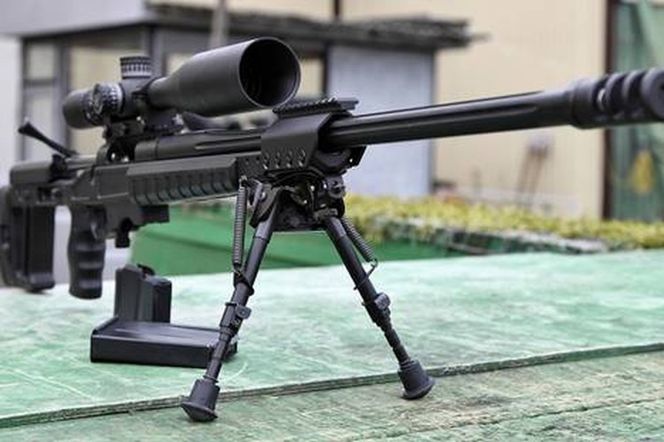 Súng có trọng lượng 5,8kg, chiều dài 1.270 cm, khi gập báng súng chỉ dài 1.020 cm.