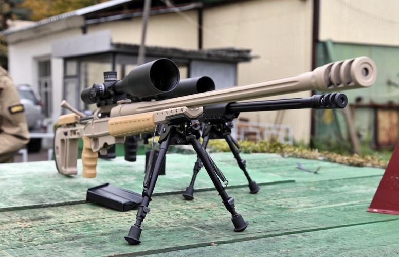 Tùy theo yêu cầu của khách hàng, súng có thể thích hợp với người thuận tay phải hoặc tay trái.