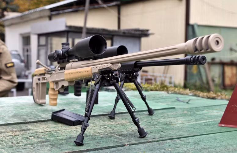 Tùy theo yêu cầu của khách hàng, súng có thể thích hợp với người thuận tay phải hoặc tay trái.