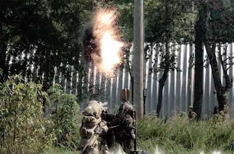 Súng XM25 sử dụng đạn cỡ 25 mm, chứa một lượng thuốc nổ có sức công phá mạnh. Khi phát nổ, những mảnh đạn có thể gây sát thương trong bán kính vài mét, và nhanh chóng tiêu diệt đối phương ở nơi ẩn nấp.