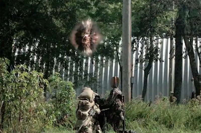 Thời điểm bắt đầu đếm là khi đạn vừa rời nòng với tốc độ là 210m/giây. Sau một quãng đường bay nhất định, tiếp cận sát mục tiêu, máy tính sẽ phát tín hiệu để ngòi nổ khai hỏa.