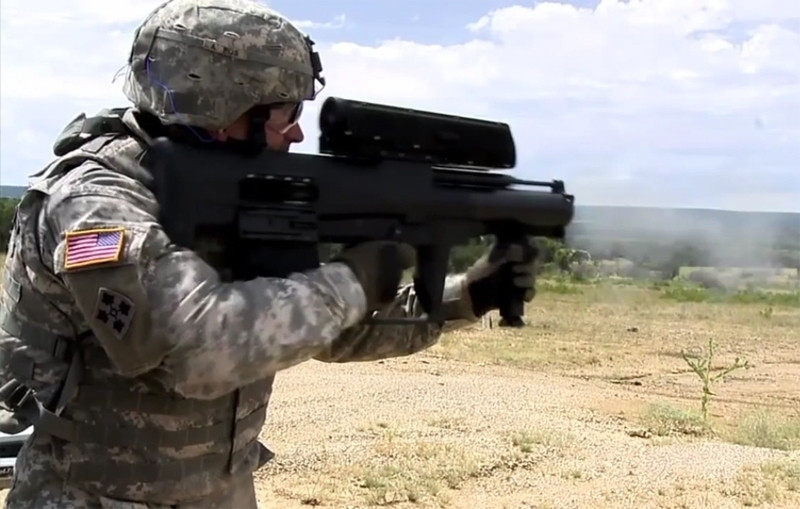 Và để xác định khoảng cách tới mục tiêu, xạ thủ chiếu máy đo khoảng cách bằng tia laser gắn trên súng đến bất cứ vị trí nào được xác định là có kẻ thù đang ẩn nấp.