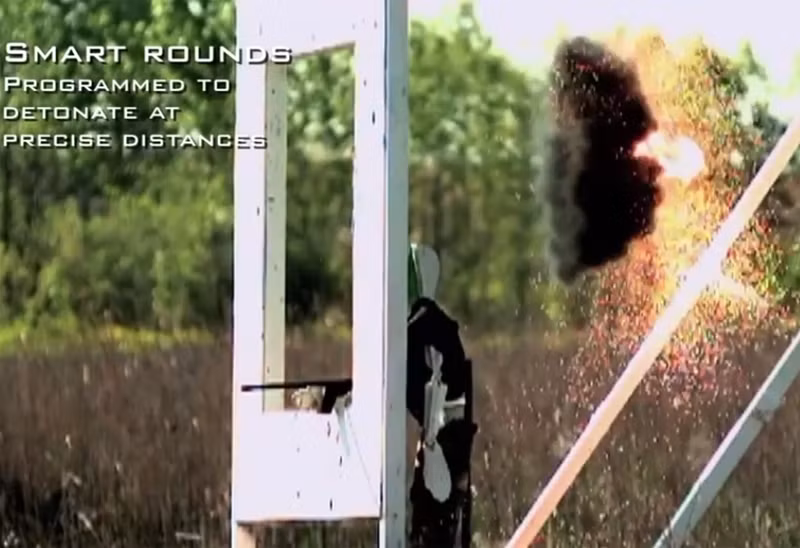 Khả năng của súng XM25 đã được kiểm chứng trong thực chiến khi xảy ra cuộc giao chiến ác liệt trên đường phố tại Sirte, Libya hồi tháng 7/2016, đặc nhiệm SAS của Anh đã sử dụng khẩu súng phóng lựu XM25 tiêu diệt thành công các tay súng IS nấp sau các bức tường và chướng ngại vật.