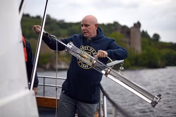 Để tìm câu trả lời cho những đồn đoán, một nhóm các nhà khoa học đã tiến hành khám nghiệm hơn 250 mẫu nước trong hồ Loch Ness, để kiểm tra các dấu hiệu gene trong hồ và truy tìm nguồn gốc của quái vật.