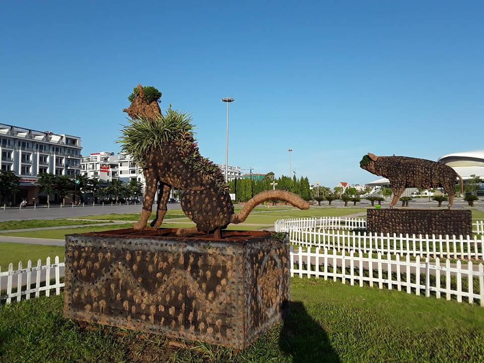 Tượng chó có thêm "bờm".