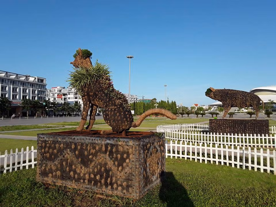 Tượng chó có thêm "bờm".