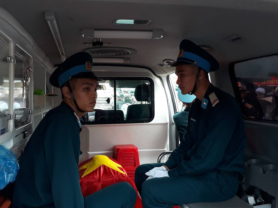 Di cốt đại tá Phạm Giang Nam được đồng đội đưa lên xe.