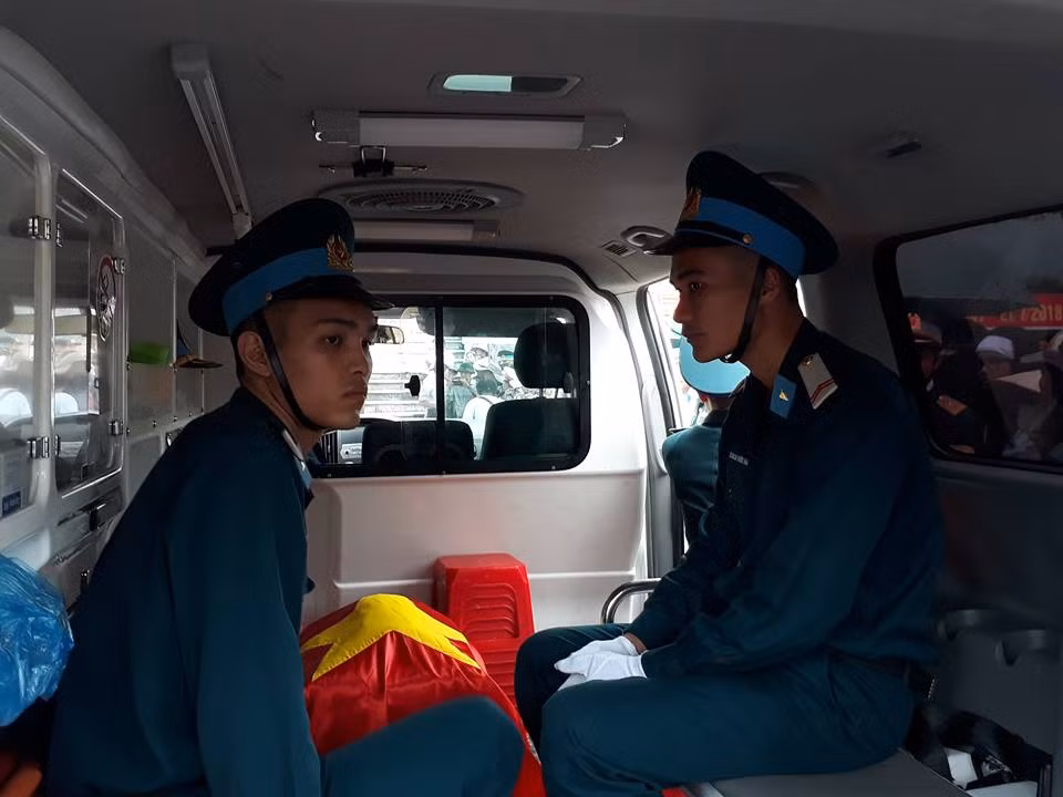 Di cốt đại tá Phạm Giang Nam được đồng đội đưa lên xe.
