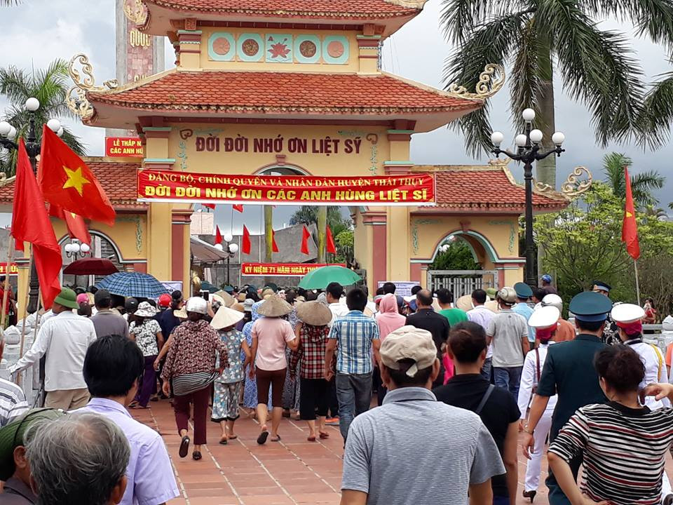 Hàng nghìn người dân đã có mặt tại nghĩa trang để tiễn đưa người con ưu tú về nơi an nghỉ cuối cùng.