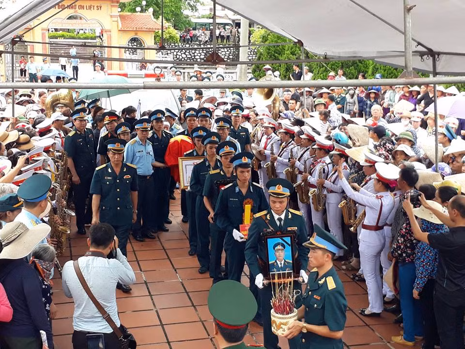 Lễ An táng Đại tá Phạm Giang Nam diễn ra trang trọng với các nghi thức theo phong tục tập quán ở quê nhà.