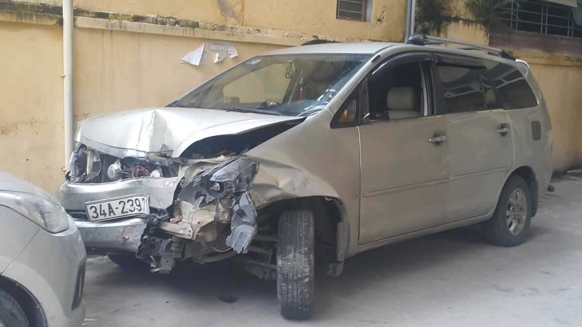 Chiếc xe ô tô gây tai nạn hiện đang bị giữ tại Công an huyện Thanh Hà.