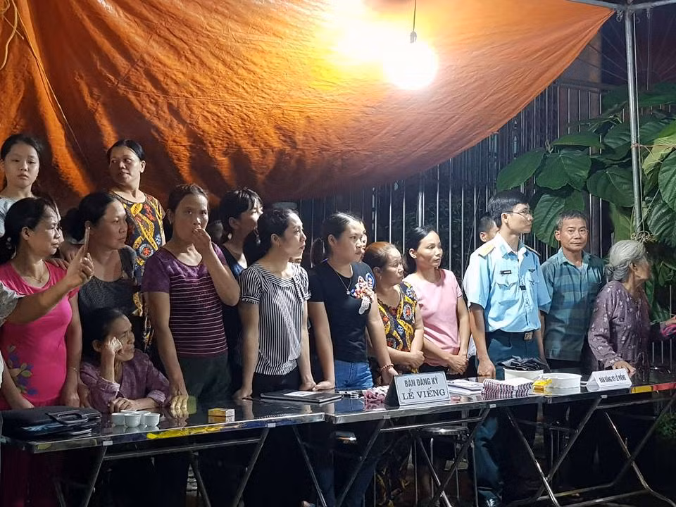 Người thân, họ hàng, chòm xóm đón phi công máy bay Su-22 Phạm Giang Nam về với quê nhà.