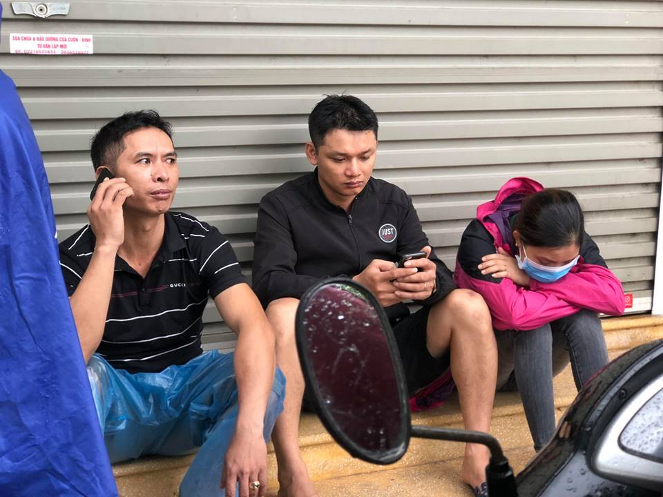 Nỗi buồn và những lo lắng về khó khăn trước mắt hằn lên trên khuôn mặt các tiểu thương.