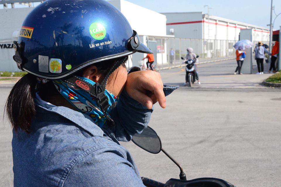 Nữ công nhân chảy nước mắt tố bảo vệ xịt hơi cay.