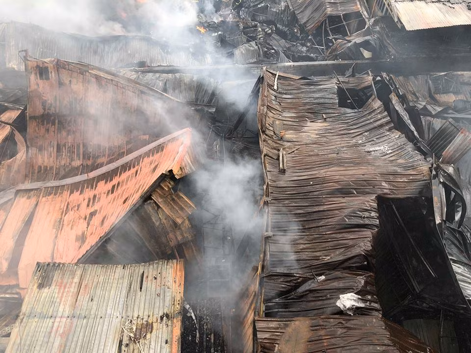 Đến sáng nay, ngọn lửa vẫn còn âm ỉ tại hiện trường cháy chợ gạo ở Hưng Yên.