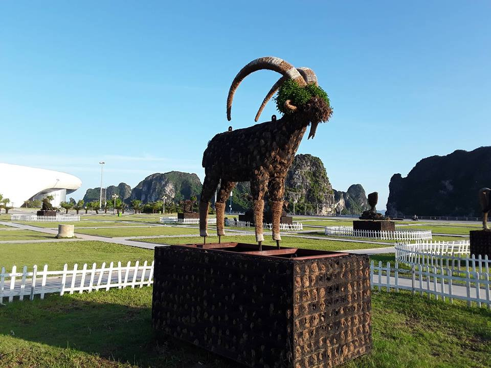 Ngày 4/7, đại diện UBND TP Hạ Long cho biết, UBND TP Hạ Long đã chỉ đạo đơn vị quản lý tập trung chăm sóc, chỉnh sửa và bổ sung những vị trí cây cảnh bị chết để nhằm đảm bảo tính mỹ quan cho hình tượng của 12 con giáp.