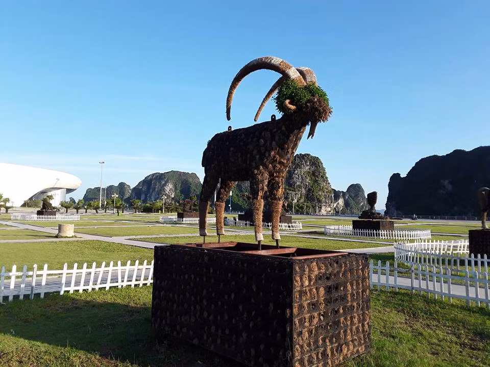 Ngày 4/7, đại diện UBND TP Hạ Long cho biết, UBND TP Hạ Long đã chỉ đạo đơn vị quản lý tập trung chăm sóc, chỉnh sửa và bổ sung những vị trí cây cảnh bị chết để nhằm đảm bảo tính mỹ quan cho hình tượng của 12 con giáp.