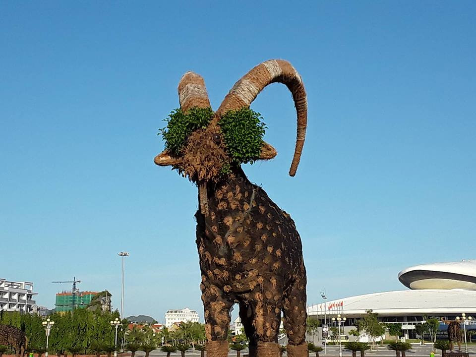 Trước đó vào dịp đầu xuân Mậu Tuất 2018, một công ty cùng với các nghệ nhân đã thực hiện việc chế tác tạo hình 12 con giáp được bọc vải lưới có chọc lỗ thủng, bên trong thân có chứa đất để trồng hoa. Sau đó 12 con giáp này được tặng lại cho TP Hạ Long, tỉnh Quảng Ninh để trưng bày tại khu vực quảng trường 30-10.