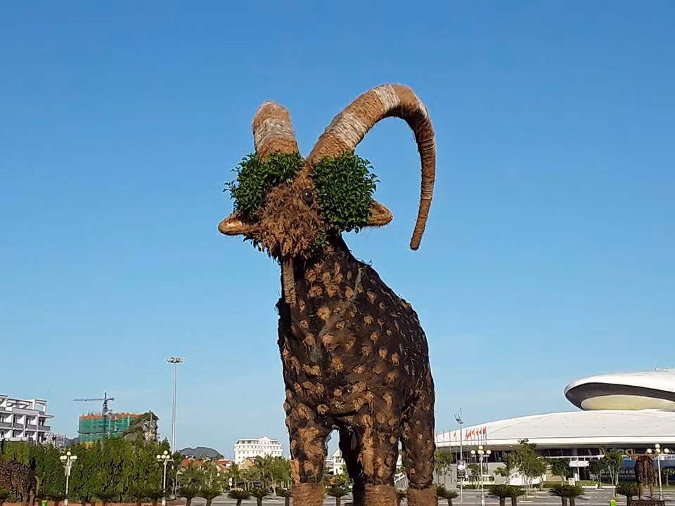 Trước đó vào dịp đầu xuân Mậu Tuất 2018, một công ty cùng với các nghệ nhân đã thực hiện việc chế tác tạo hình 12 con giáp được bọc vải lưới có chọc lỗ thủng, bên trong thân có chứa đất để trồng hoa. Sau đó 12 con giáp này được tặng lại cho TP Hạ Long, tỉnh Quảng Ninh để trưng bày tại khu vực quảng trường 30-10.