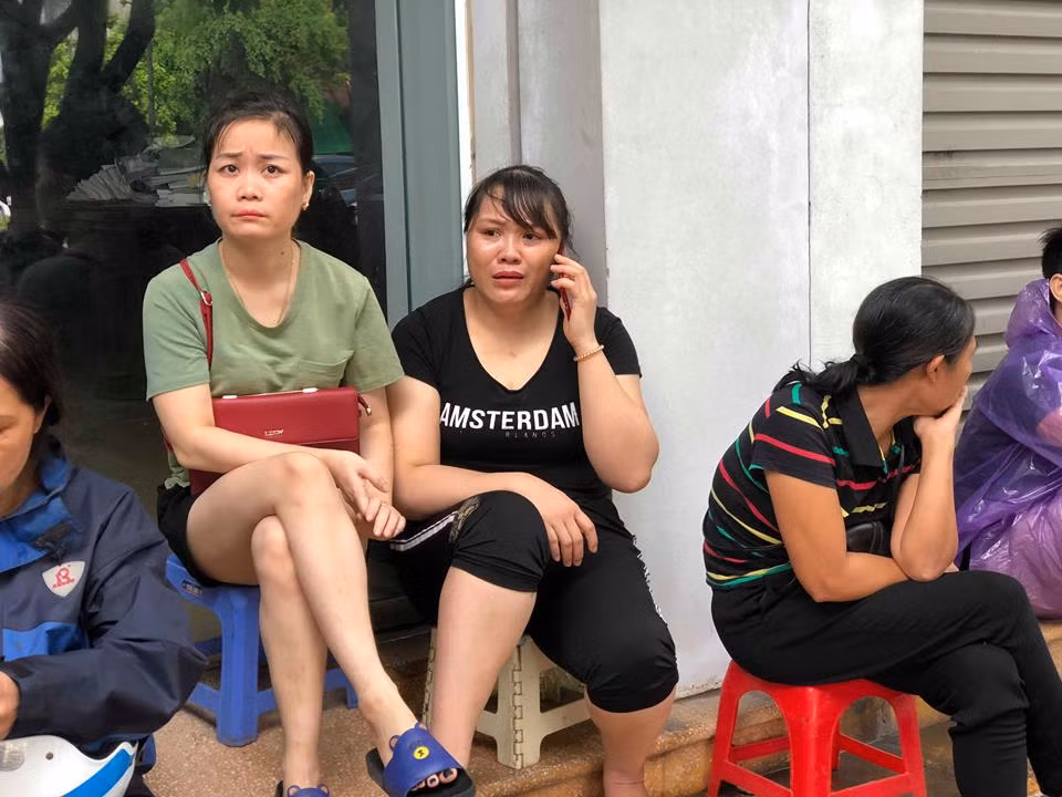 Ánh mắt hoang mang buồn bã không biết ngày mai họ sẽ sống thế nào khi cả gia sản đã hóa tro sau vụ cháy chợ gạo.