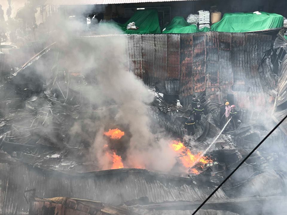 Sáng 26/7, ngọn lửa lại bùng lên.