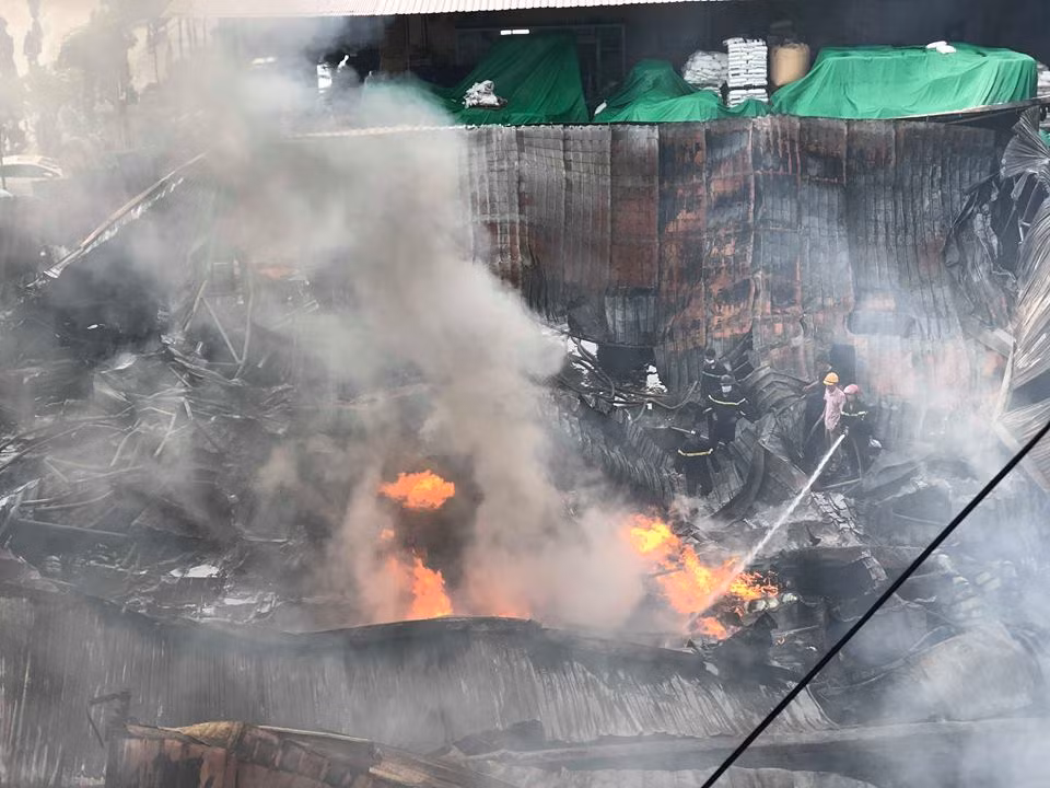 Vào khoảng 20h tối 25/7, một vụ hỏa hoạn lớn xảy ra tại nhà máy Nhựa Hưng Yên và chợ Gạo thuộc phường An Tảo (TP Hưng Yên, tỉnh Hưng Yên). Vụ cháy đã thiêu rụi một phần nhà kho của nhà máy nhựa và nhiều gian kiot bán quần áo tại chợ Gạo.