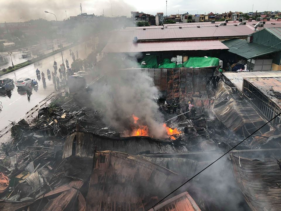 Cảnh hoang tàn sau khi xảy ra vụ cháy.