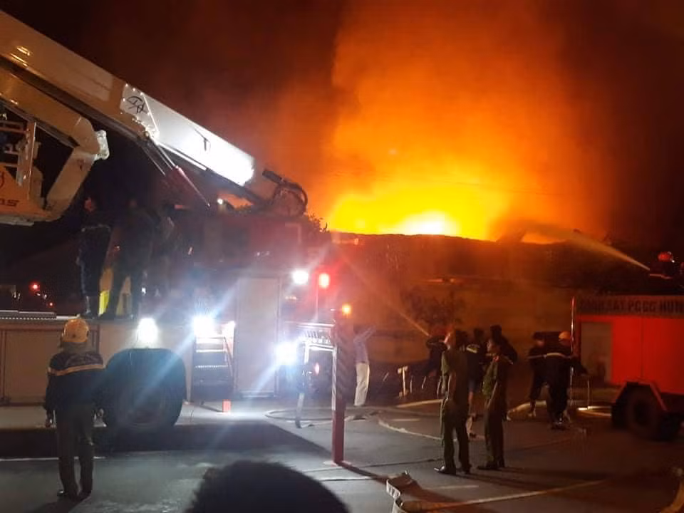 Hung Yen: Cho Gao va nha may nhua boc chay ngun ngut trong dem-Hinh-6