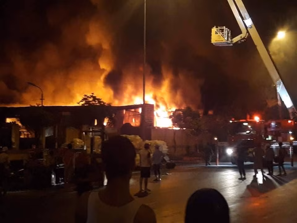 Hung Yen: Cho Gao va nha may nhua boc chay ngun ngut trong dem-Hinh-8