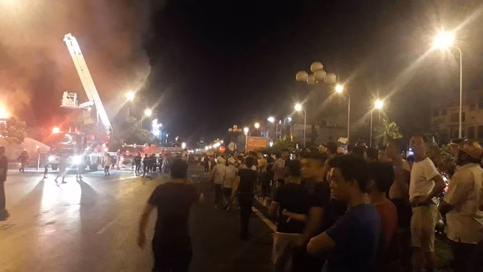 Hung Yen: Cho Gao va nha may nhua boc chay ngun ngut trong dem-Hinh-3