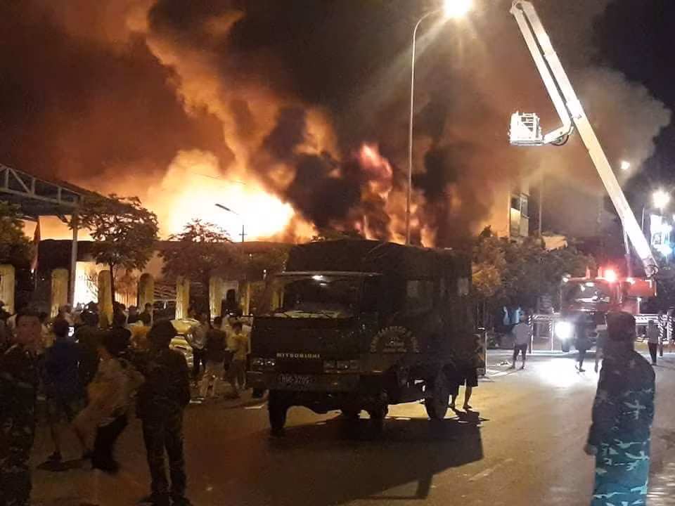 Hung Yen: Cho Gao va nha may nhua boc chay ngun ngut trong dem-Hinh-5