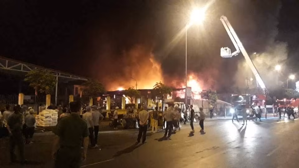 Hung Yen: Cho Gao va nha may nhua boc chay ngun ngut trong dem-Hinh-2