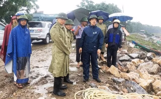 Chủ tịch UBND tỉnh Thanh Hóa Nguyễn Đình Xứng (thứ 2 từ phải sang) chỉ đạo công tác phòng, chống bão số 3. Ảnh: Dân Việt.