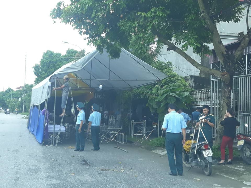 Tại quê nhà, đồng đội và người thân đang chuẩn bị lễ tang, lễ an táng Đại tá Phạm Giang Nam.