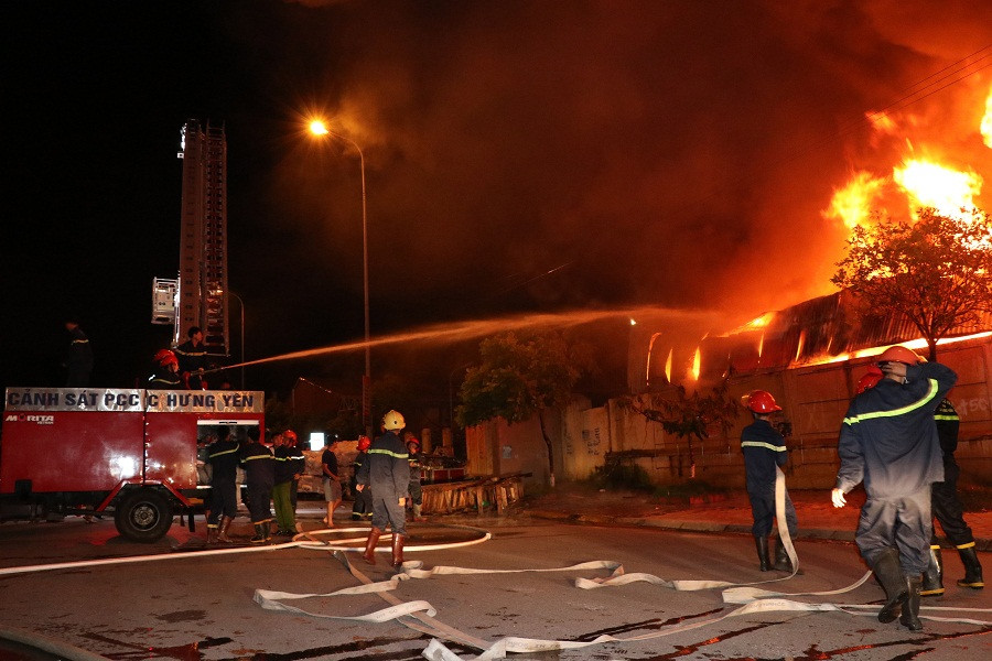 Lực lượng PCCC phun nước dập lửa tại vụ cháy chợ Gạo.