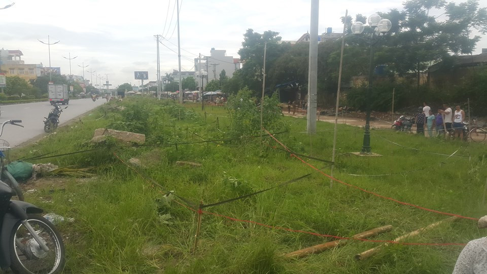 Ngày 26/7, các tiểu thương đã tự ý căng dây, chia lô tại khu đất ven đường Lê Văn Lương để nhận đất định dự chợ tạm.