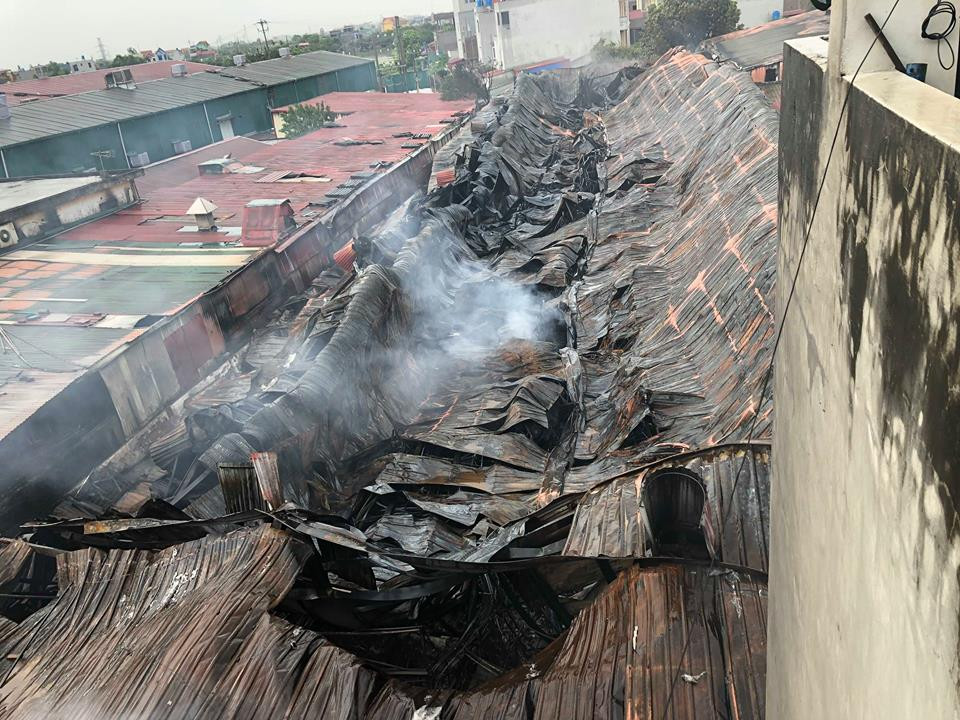 Ông Lê Thanh Tùng, Chủ tịch UBND phường An Tảo (TP Hưng Yên) cho biết, bước đầu xác định chưa có thiệt hại về người, còn tài sản bị cháy cũng chưa thống kê được. Hiện cơ quan chức năng đang tập trung dập tắt hoàn toàn đám cháy và sau đó sẽ thống kê thiệt hại.