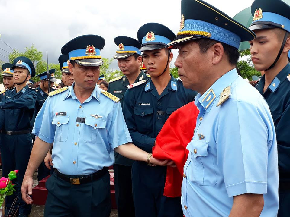 Tại nghĩa trang Liệt sĩ, đồng đội đã đưa anh đến nơi anh an giấc ngàn thu.